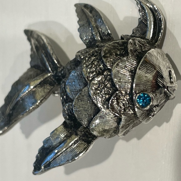 Vintage blue rhinestone eye silver tone fish w scales brooch pin jewelry ocean - Picture 6 of 6